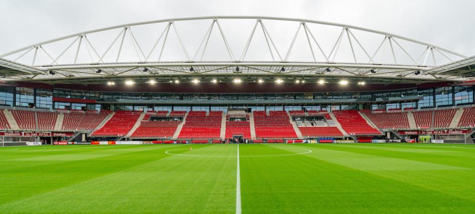tribune van az met het voetbalveld ervoor
